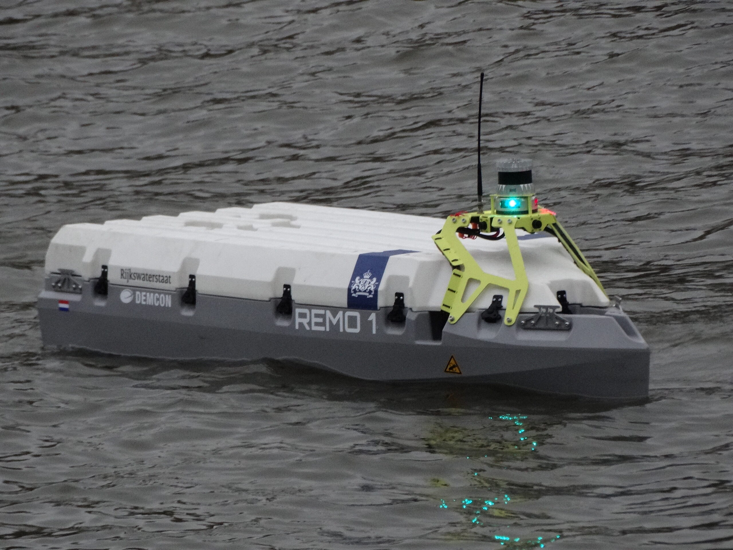 Demcon unmanned systems levert eerste onbemand meetvaartuig aan Rijkswaterstaat